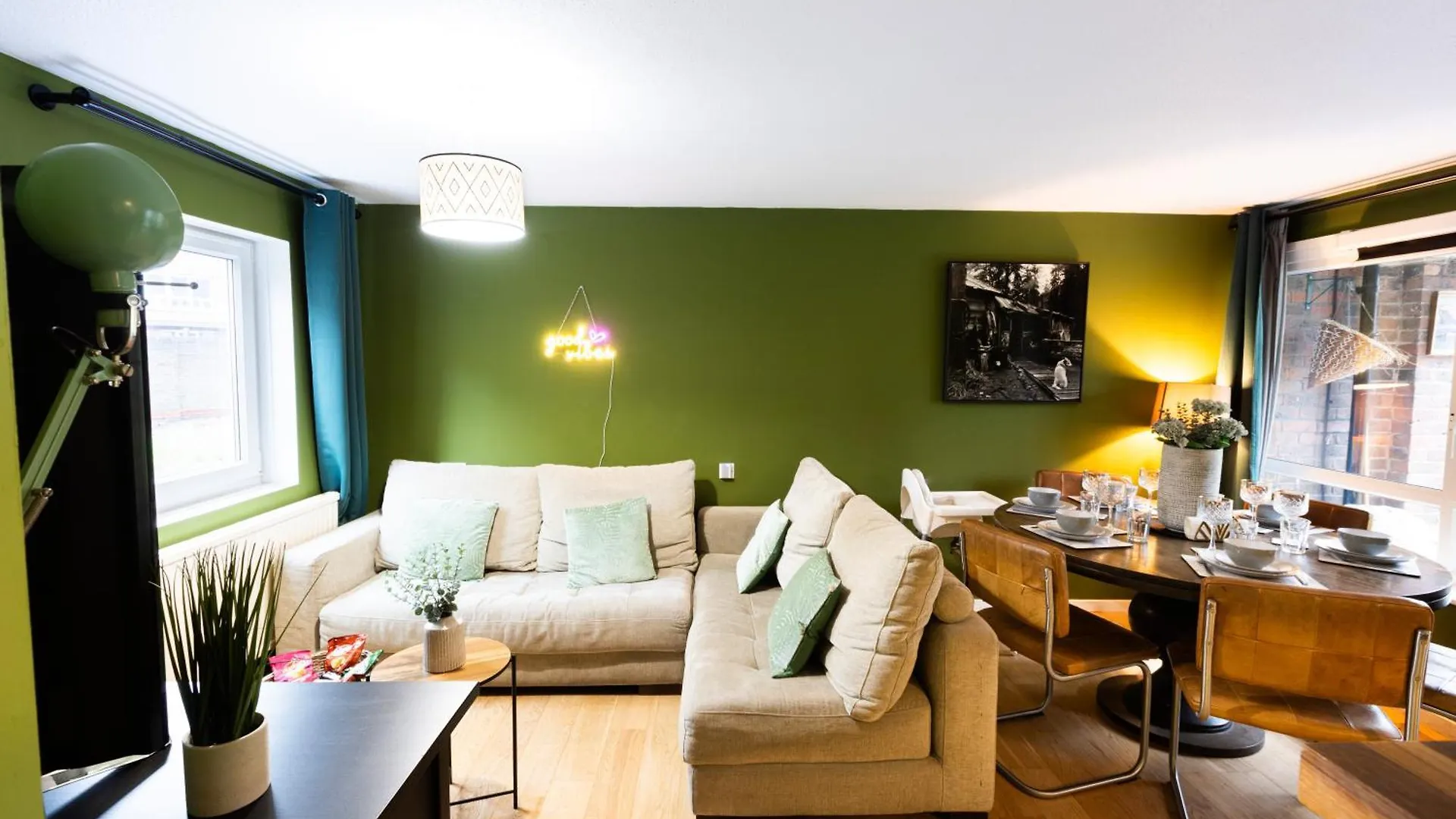 5 Star London Bridge Apt, Luxury Retreat W Parking -Mobile Rate Offers- Genius Offers-Wifi-Families-Netflix-City Centre! 0*,