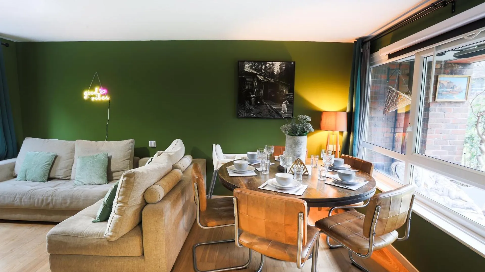 5 Star London Bridge Apt, Luxury Retreat W Parking -Mobile Rate Offers- Genius Offers-Wifi-Families-Netflix-City Centre! 0*,