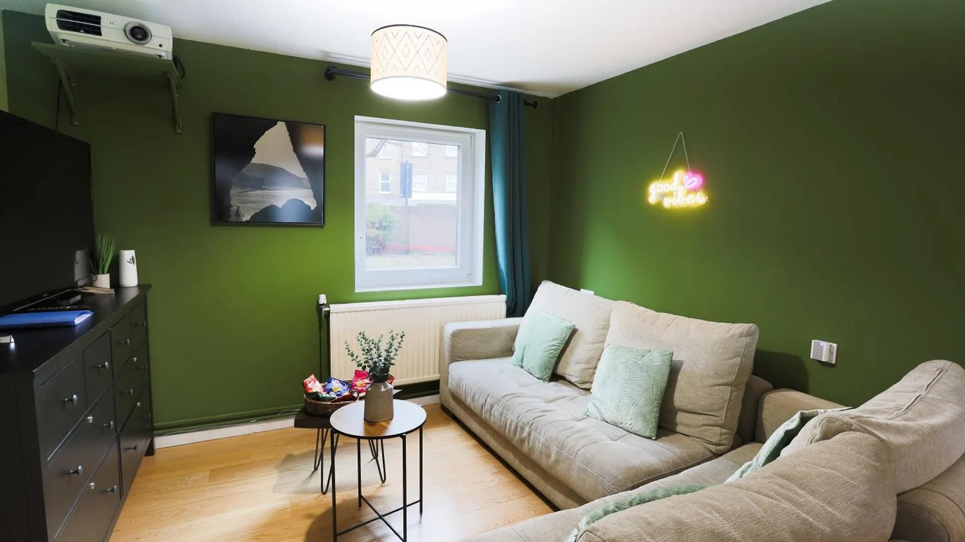 5 Star London Bridge Apt, Luxury Retreat W Parking -Mobile Rate Offers- Genius Offers-Wifi-Families-Netflix-City Centre!